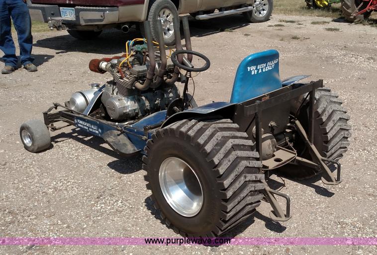 image for item D1686 Mini pulling tractor