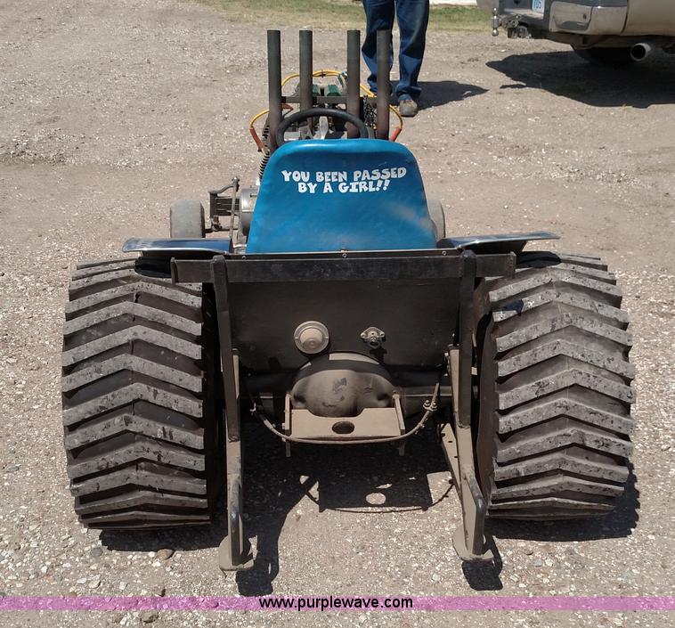 image for item D1686 Mini pulling tractor