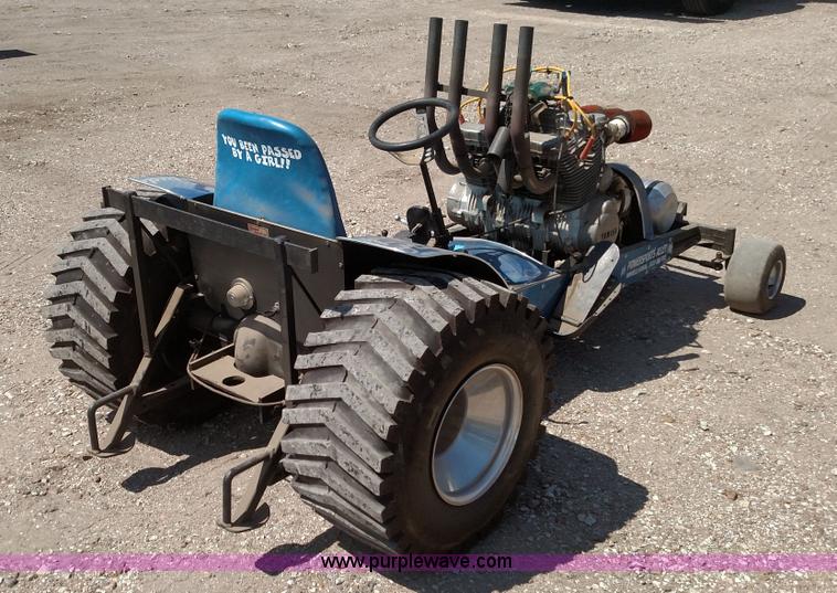 image for item D1686 Mini pulling tractor