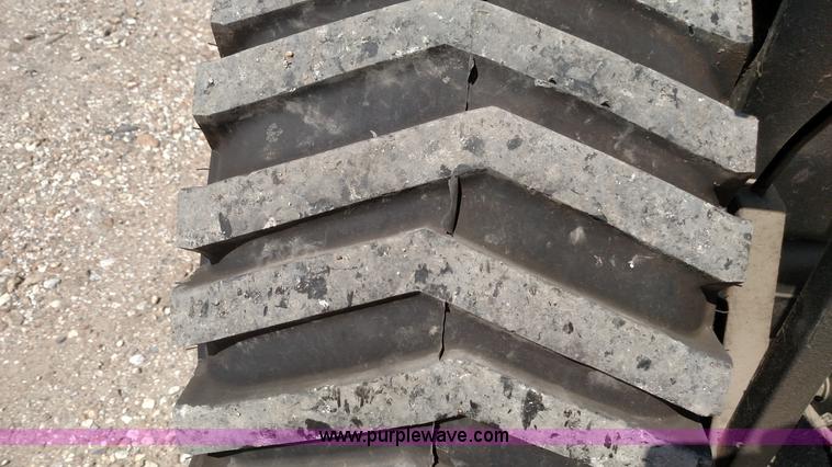 image for item D1686 Mini pulling tractor