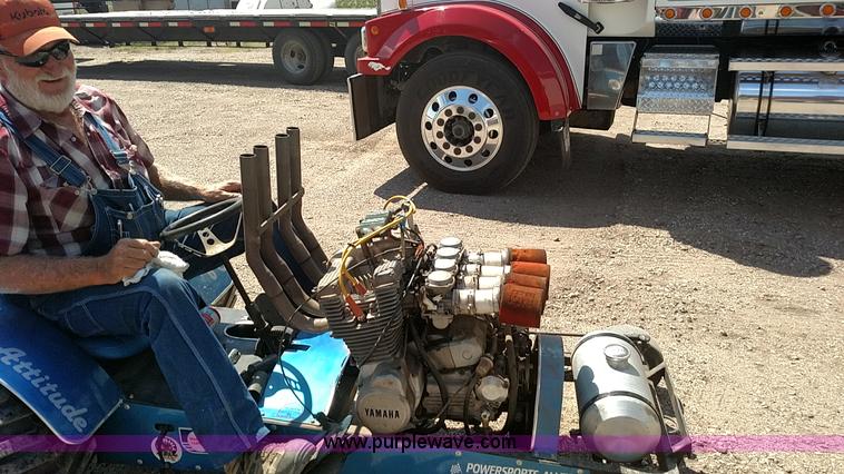 image for item D1686 Mini pulling tractor