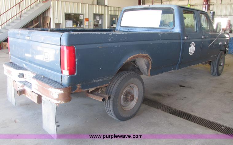 image for item H4531 1990 Ford F350 Custom Crew Cab pickup truck