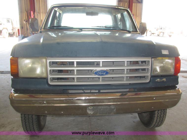 image for item H4531 1990 Ford F350 Custom Crew Cab pickup truck