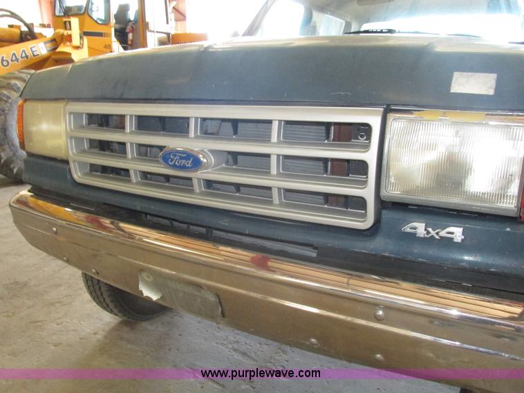 image for item H4531 1990 Ford F350 Custom Crew Cab pickup truck