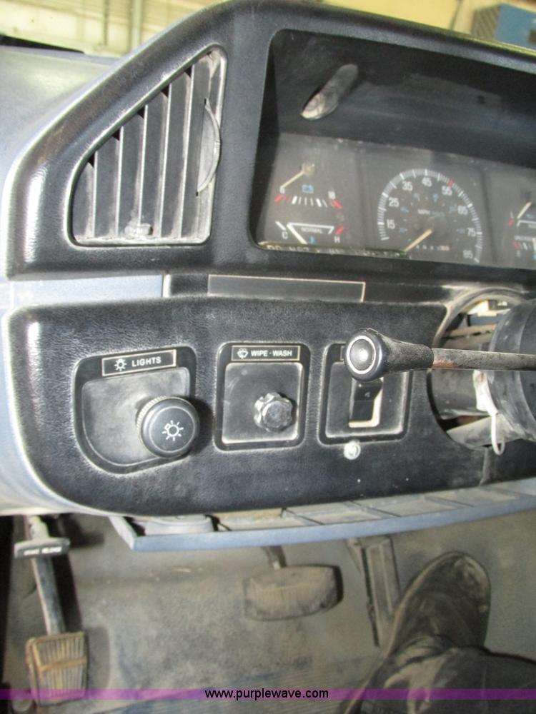 image for item H4531 1990 Ford F350 Custom Crew Cab pickup truck