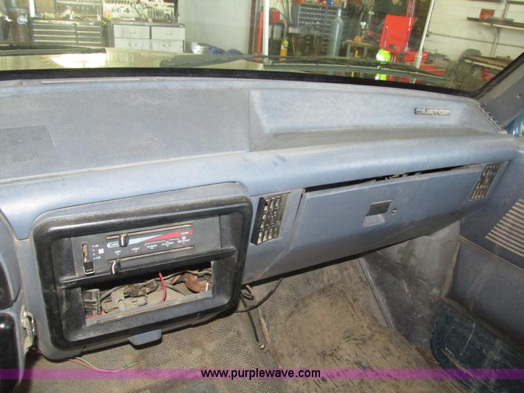 image for item H4531 1990 Ford F350 Custom Crew Cab pickup truck