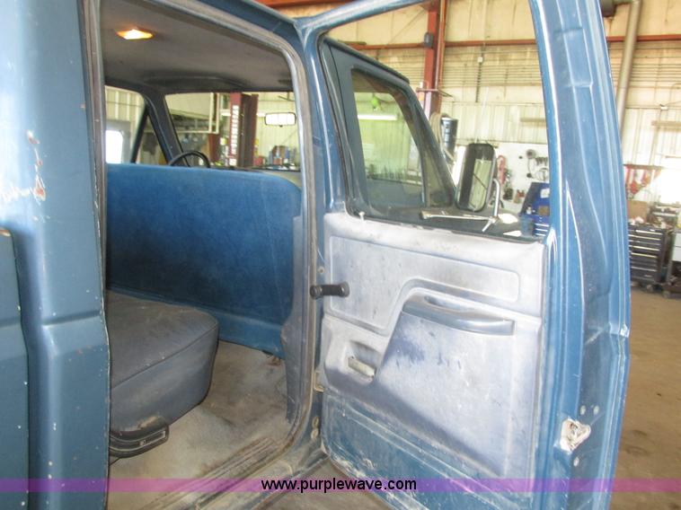 image for item H4531 1990 Ford F350 Custom Crew Cab pickup truck