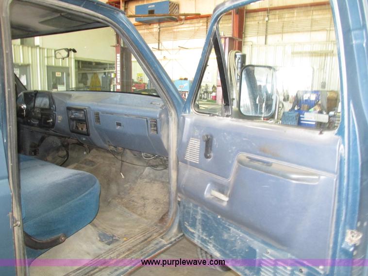 image for item H4531 1990 Ford F350 Custom Crew Cab pickup truck