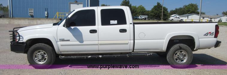 image for item I1974 2007 Chevrolet Silverado Classic 2500HD Crew Cab pickup truck