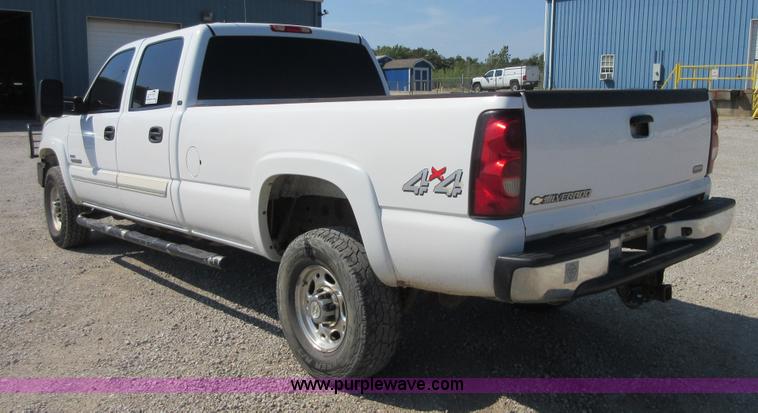 image for item I1974 2007 Chevrolet Silverado Classic 2500HD Crew Cab pickup truck