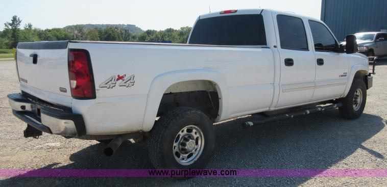 image for item I1974 2007 Chevrolet Silverado Classic 2500HD Crew Cab pickup truck