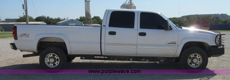 image for item I1974 2007 Chevrolet Silverado Classic 2500HD Crew Cab pickup truck
