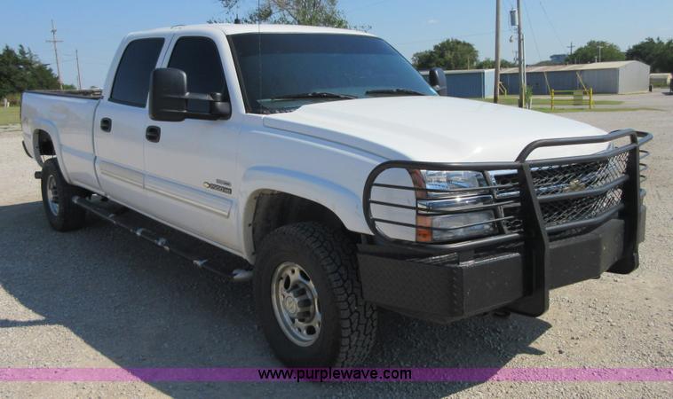 image for item I1974 2007 Chevrolet Silverado Classic 2500HD Crew Cab pickup truck