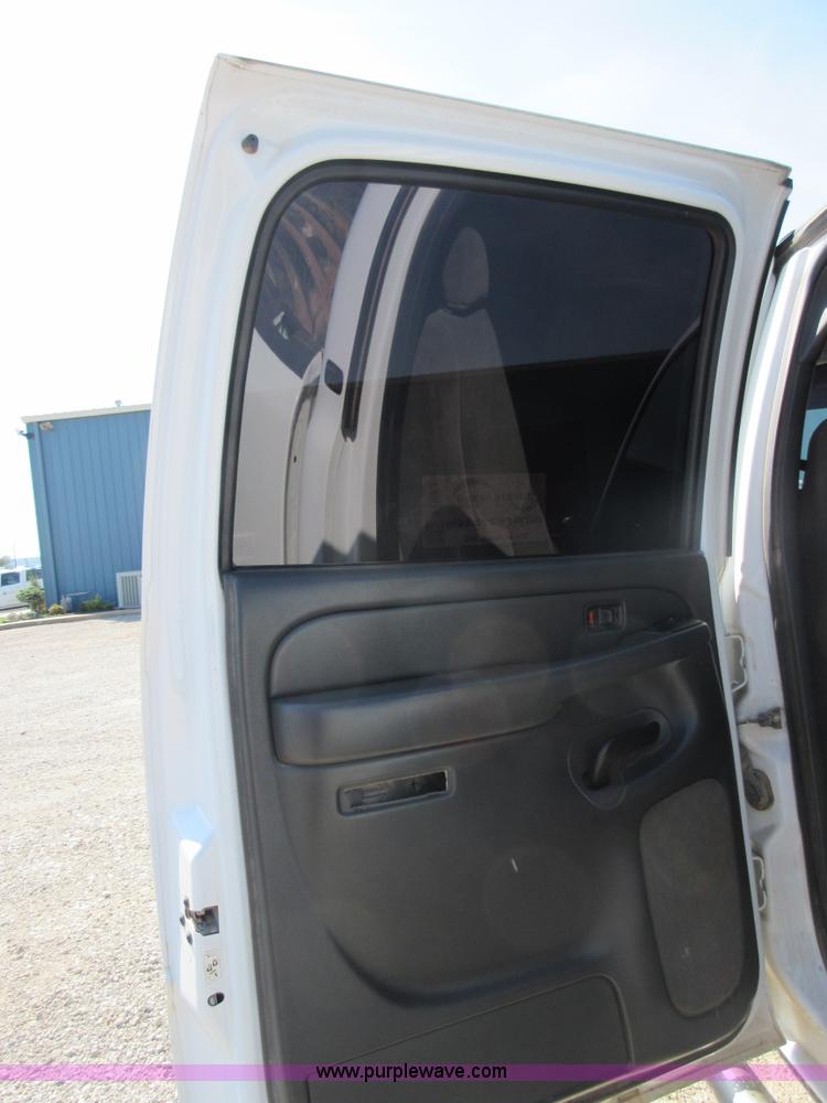 image for item I1974 2007 Chevrolet Silverado Classic 2500HD Crew Cab pickup truck