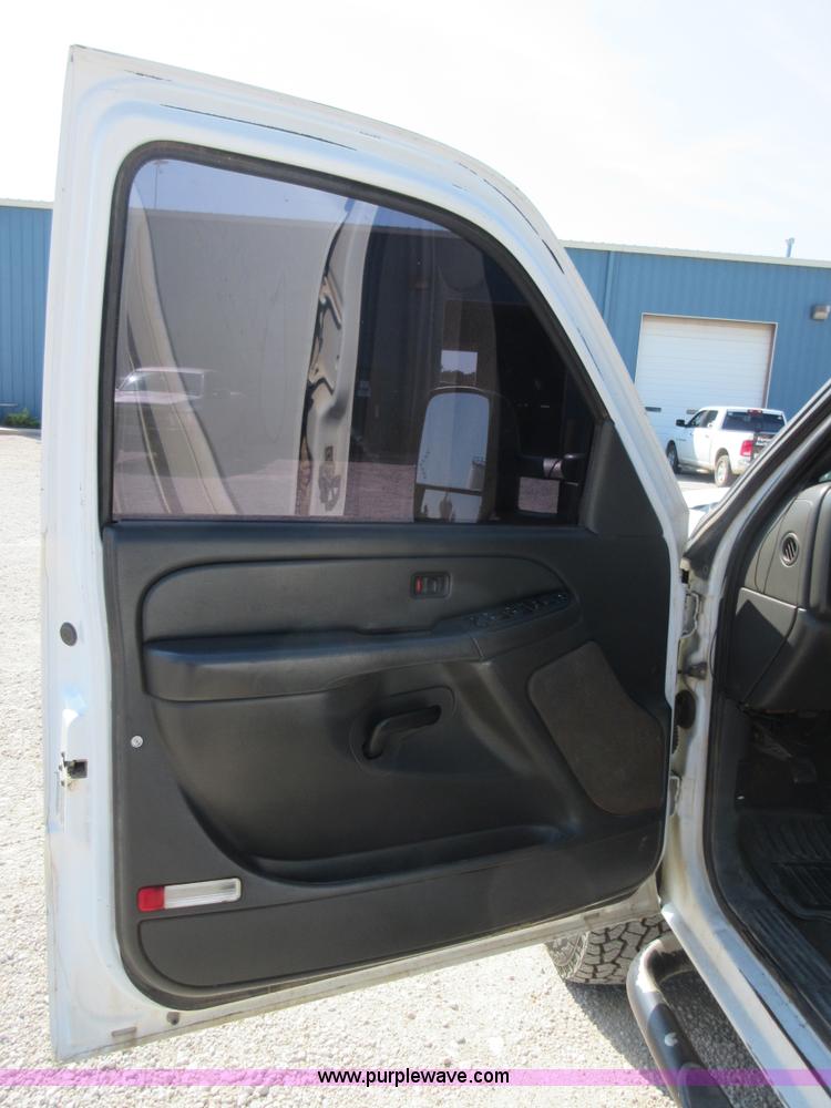 image for item I1974 2007 Chevrolet Silverado Classic 2500HD Crew Cab pickup truck