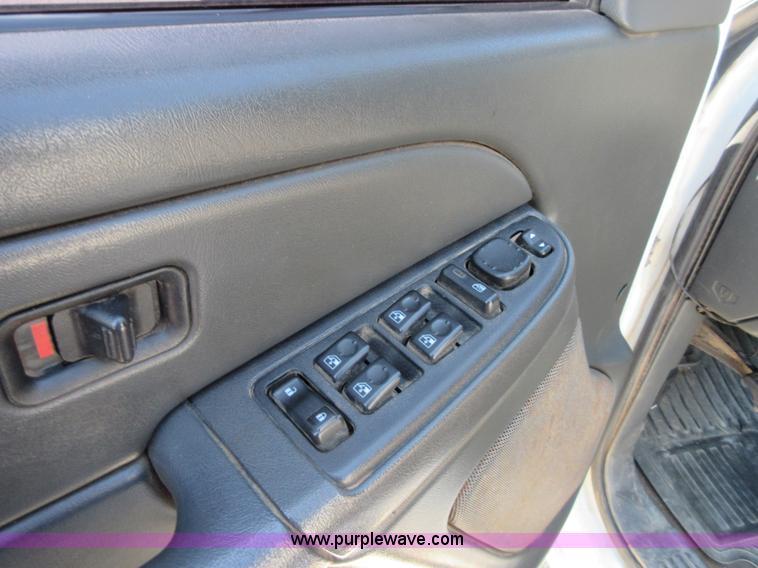 image for item I1974 2007 Chevrolet Silverado Classic 2500HD Crew Cab pickup truck