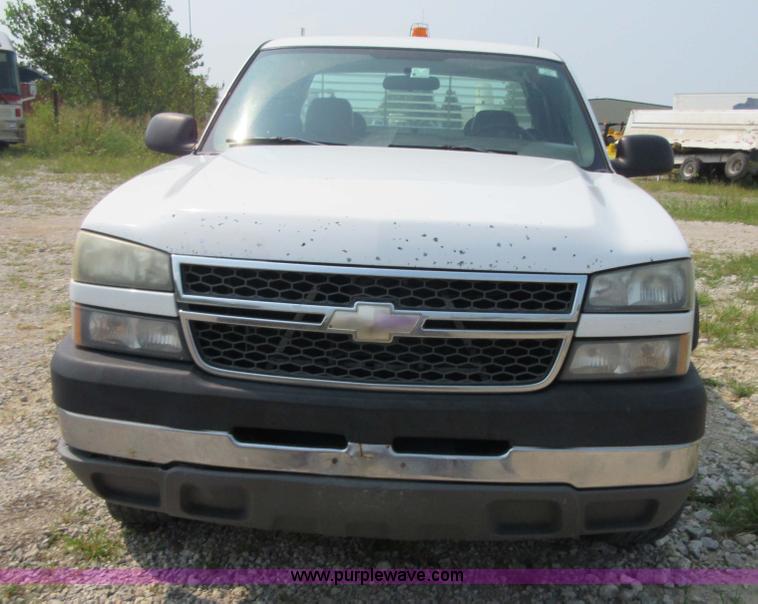 image for item I1991 2005 Chevrolet Silverado 2500HD Ext. Cab pickup truck