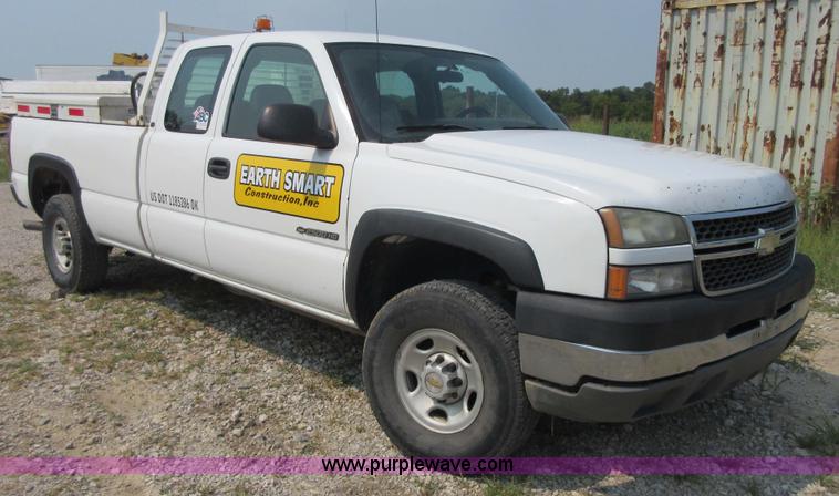 image for item I1991 2005 Chevrolet Silverado 2500HD Ext. Cab pickup truck