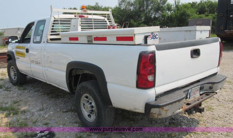 image for item I1991 2005 Chevrolet Silverado 2500HD Ext. Cab pickup truck