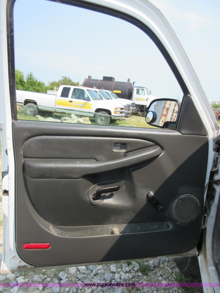 image for item I1991 2005 Chevrolet Silverado 2500HD Ext. Cab pickup truck