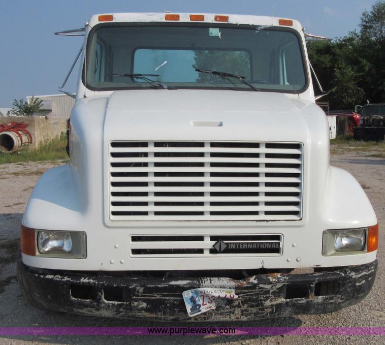 image for item I1995 2002 International 4700 truck cab and chassis
