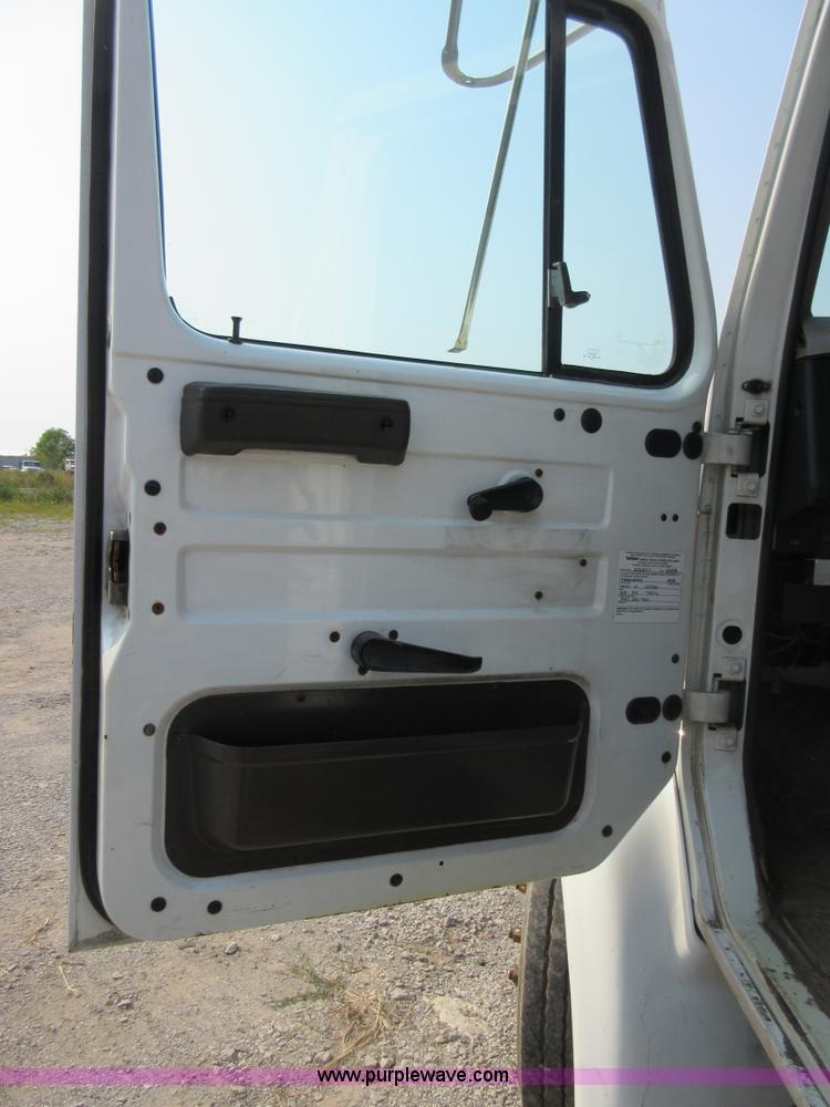 image for item I1995 2002 International 4700 truck cab and chassis