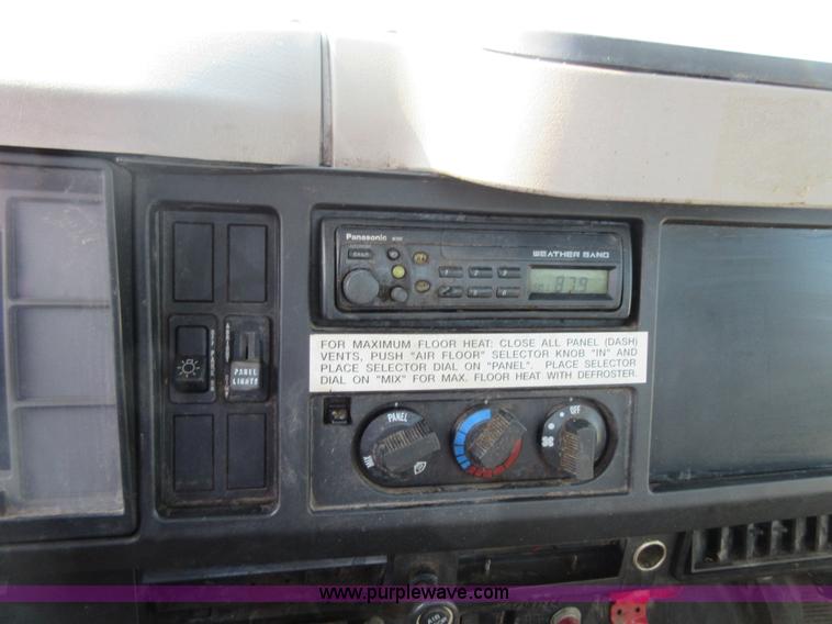 image for item I1995 2002 International 4700 truck cab and chassis