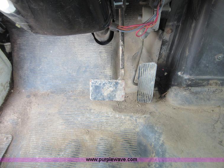 image for item I1995 2002 International 4700 truck cab and chassis