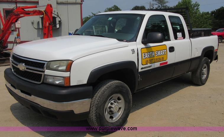 image for item I2000 2006 Chevrolet Silverado 2500HD Ext. Cab pickup truck