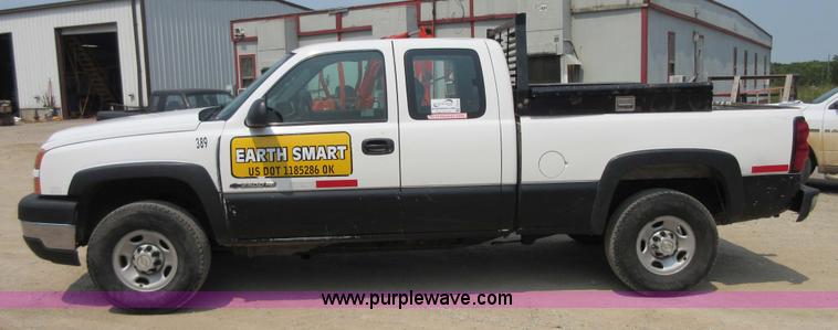 image for item I2000 2006 Chevrolet Silverado 2500HD Ext. Cab pickup truck