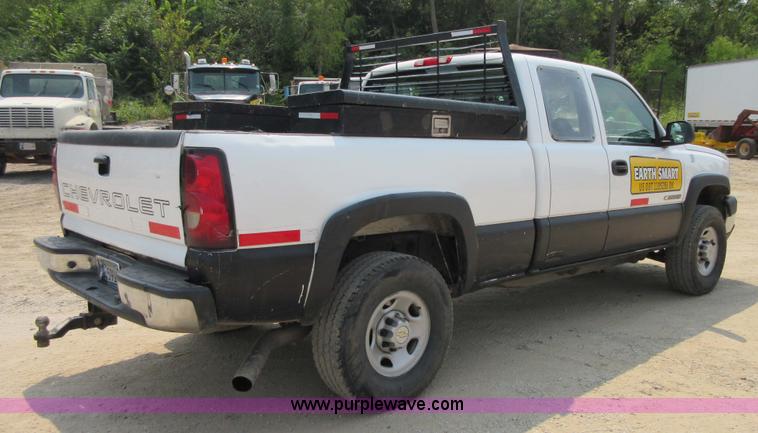 image for item I2000 2006 Chevrolet Silverado 2500HD Ext. Cab pickup truck