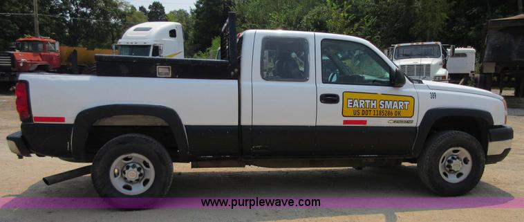 image for item I2000 2006 Chevrolet Silverado 2500HD Ext. Cab pickup truck