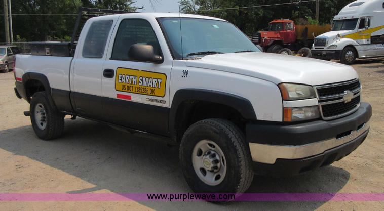 image for item I2000 2006 Chevrolet Silverado 2500HD Ext. Cab pickup truck