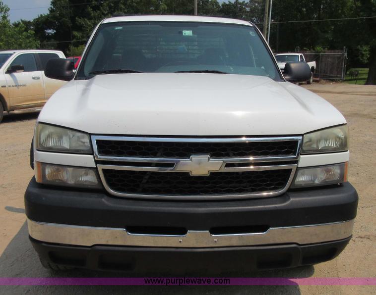 image for item I2000 2006 Chevrolet Silverado 2500HD Ext. Cab pickup truck