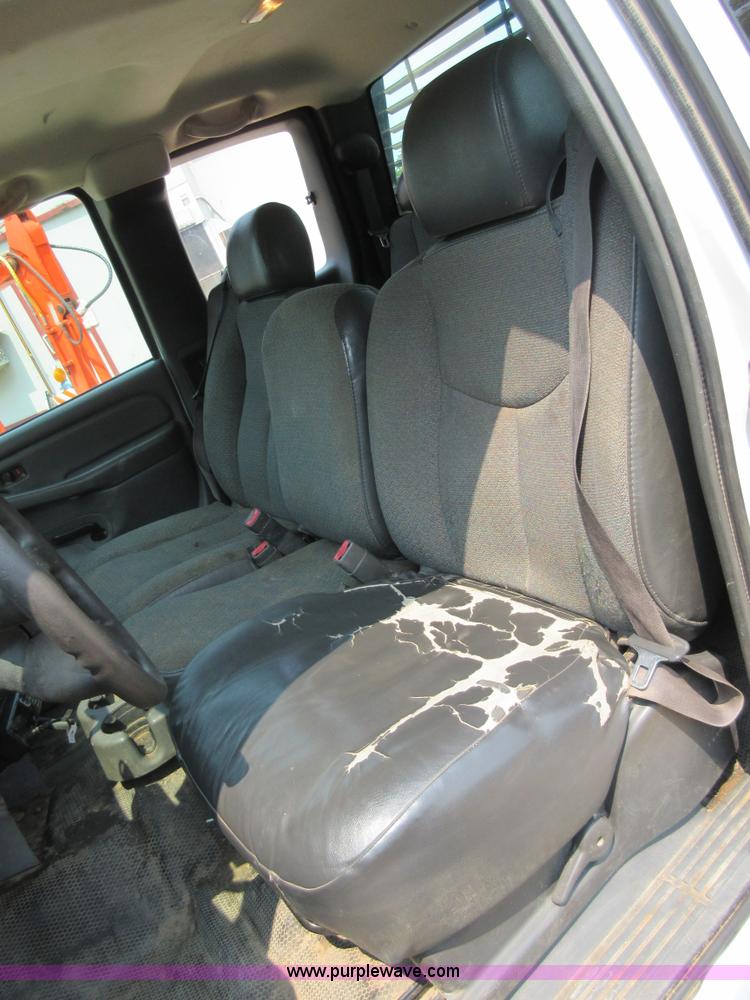 image for item I2000 2006 Chevrolet Silverado 2500HD Ext. Cab pickup truck