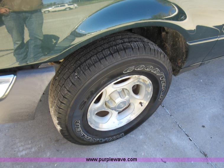 image for item I6442 2003 Ford Ranger SuperCab pickup truck