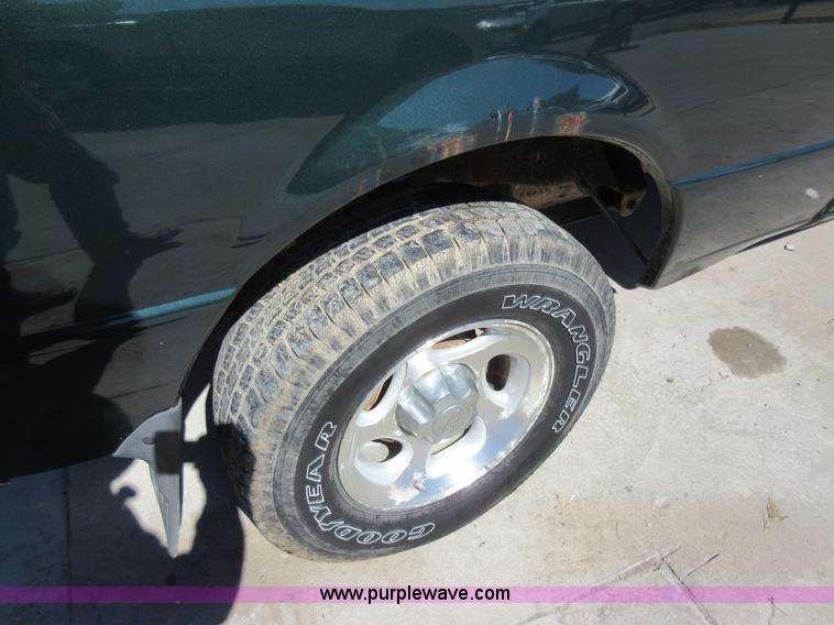 image for item I6442 2003 Ford Ranger SuperCab pickup truck