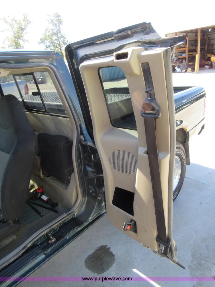 image for item I6442 2003 Ford Ranger SuperCab pickup truck