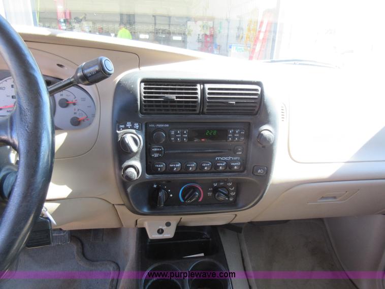 image for item I6442 2003 Ford Ranger SuperCab pickup truck