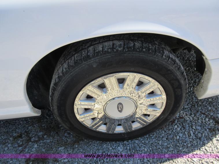 image for item I6451 2005 Ford Crown Victoria Police Interceptor