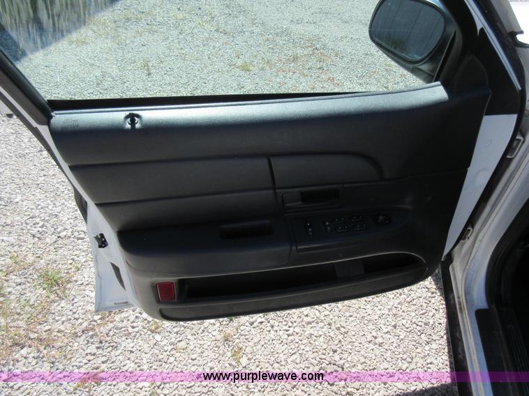 image for item I6451 2005 Ford Crown Victoria Police Interceptor