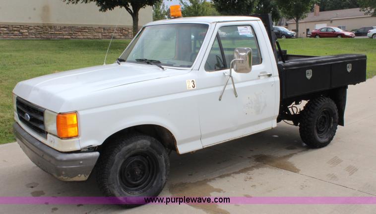 image for item J3627 1988 Ford F150 flatbed pickup truck