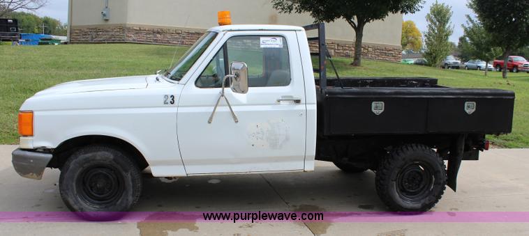 image for item J3627 1988 Ford F150 flatbed pickup truck