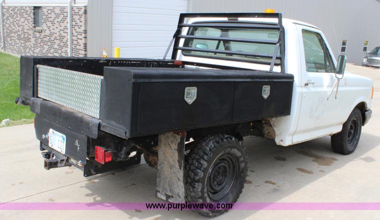 image for item J3627 1988 Ford F150 flatbed pickup truck