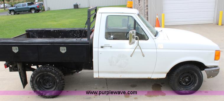 image for item J3627 1988 Ford F150 flatbed pickup truck