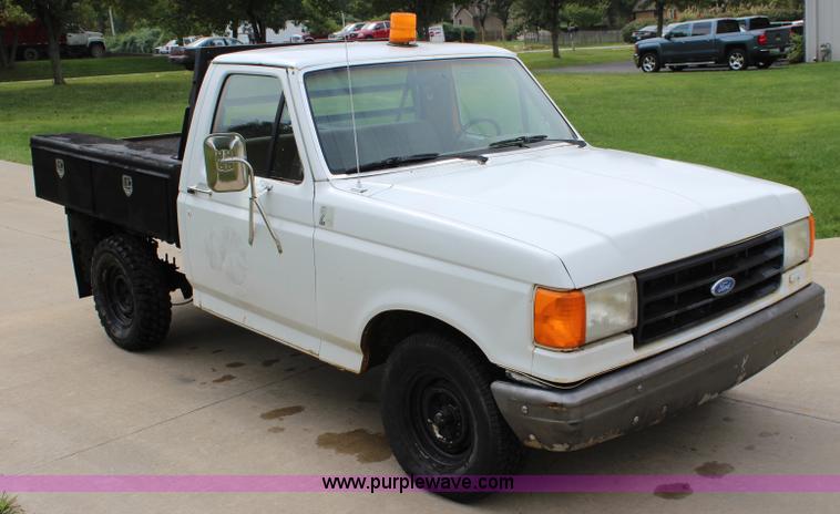 image for item J3627 1988 Ford F150 flatbed pickup truck