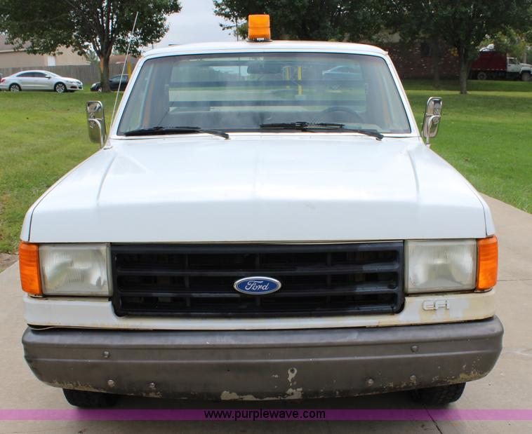 image for item J3627 1988 Ford F150 flatbed pickup truck