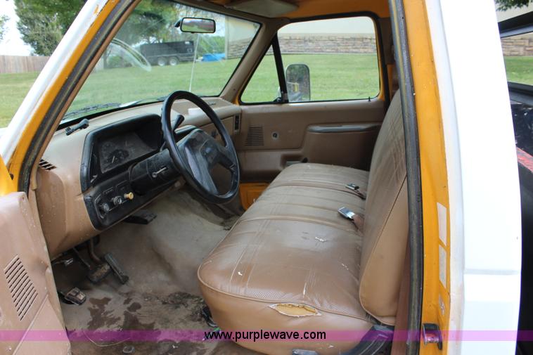 image for item J3627 1988 Ford F150 flatbed pickup truck