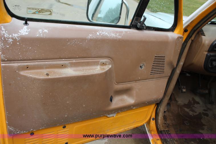 image for item J3627 1988 Ford F150 flatbed pickup truck