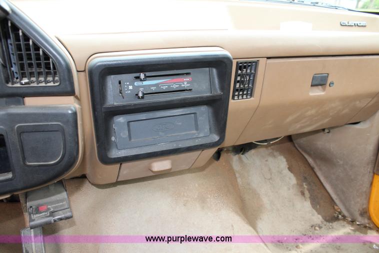 image for item J3627 1988 Ford F150 flatbed pickup truck